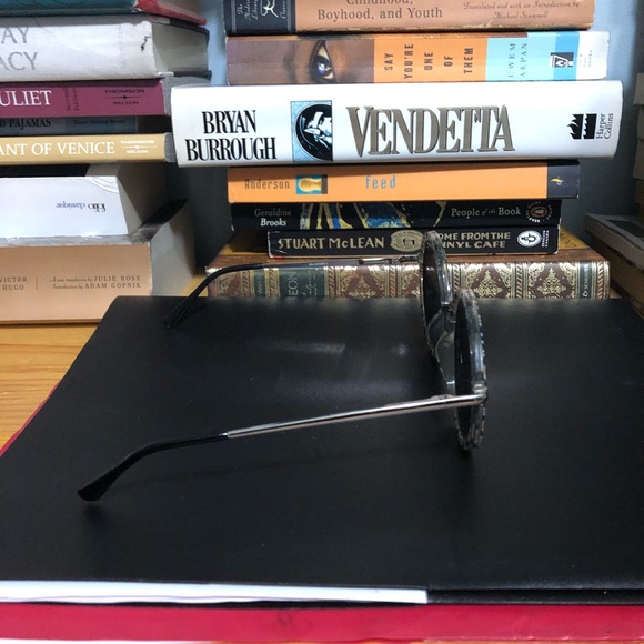 Sunglasses with floral pattern - Picture 2 of 2